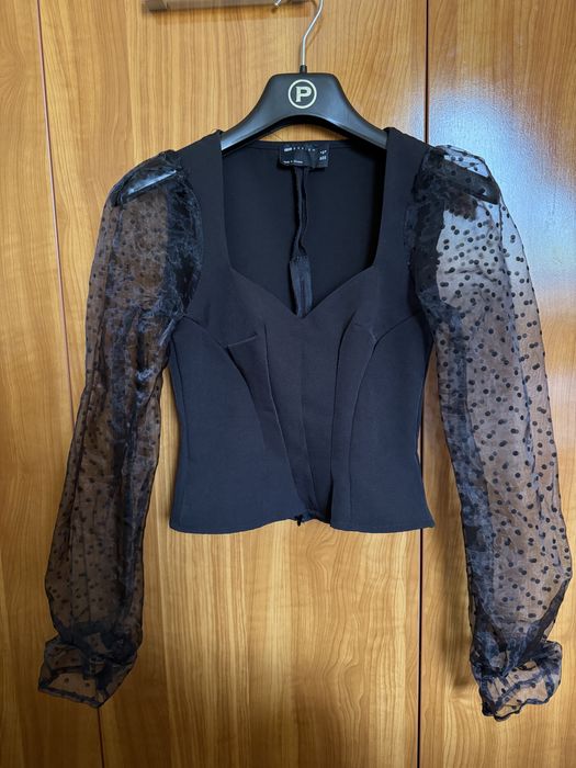 Top cu maneci din organza