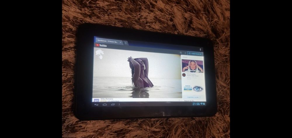 Vand tabletă cu încărcător și cablul de date!