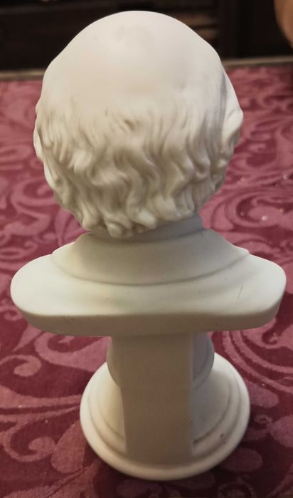 Много стара статуйка на Некрасов от края на 19 век