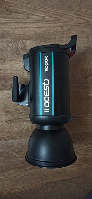 Продам вспышку Godox qs300ii