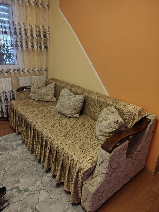 Vând mobila sufragerie, canapea și tv full HD.