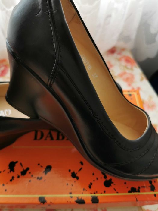 Продавам Дамски обувки 37 номер, еко кожа-черни