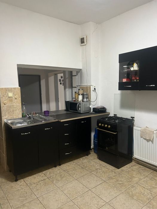 Închiriez casă în centru