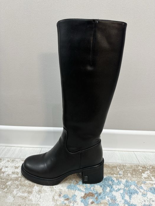 Чёрные зимние кожаные сапоги