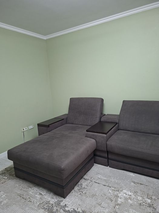 Продается угловой диван в отличном состояний