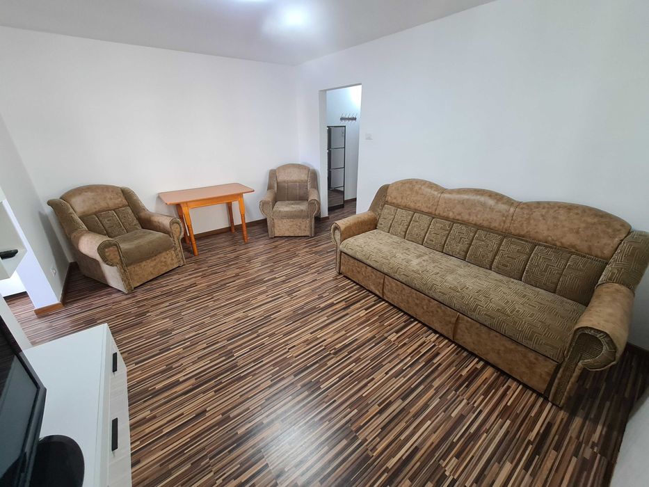 Închiriez apartament 2 camere - Municipiul Roman, Zona Anton Pann