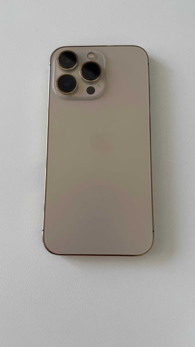 iPhone 13 Pro Gold, използван, но запазен. Върви с кабел за зареждане.