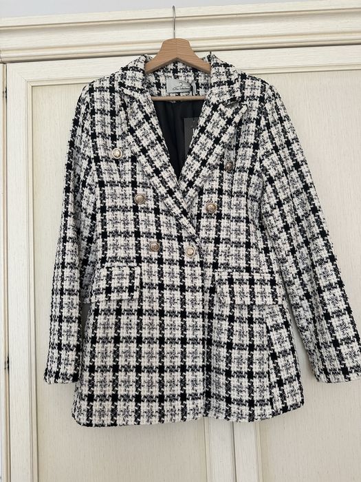 Вталено сако каре черно и бяло