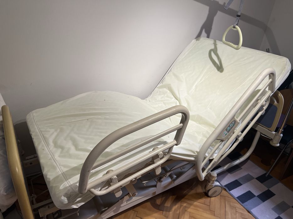 Pat de spital pentru ingijire pacient imobilizat