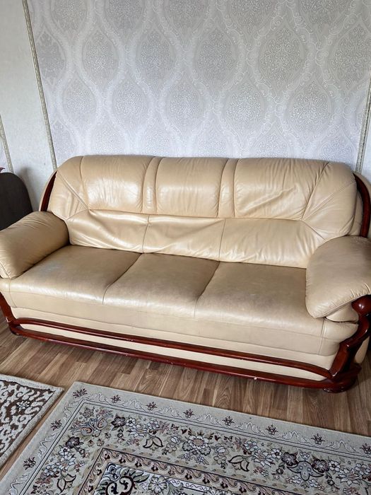 Диван кожаный срочно продается
