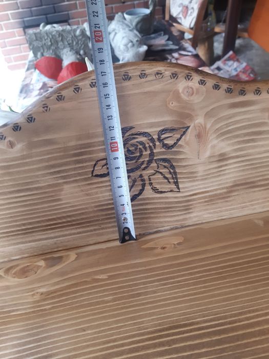 Битова етажерка с орнаменти.