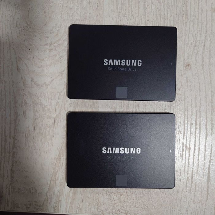 Vand la bucata sau impreuna 2 SSDuri SATA III de 2.5" Samsung 850 EVO de 250 Gb