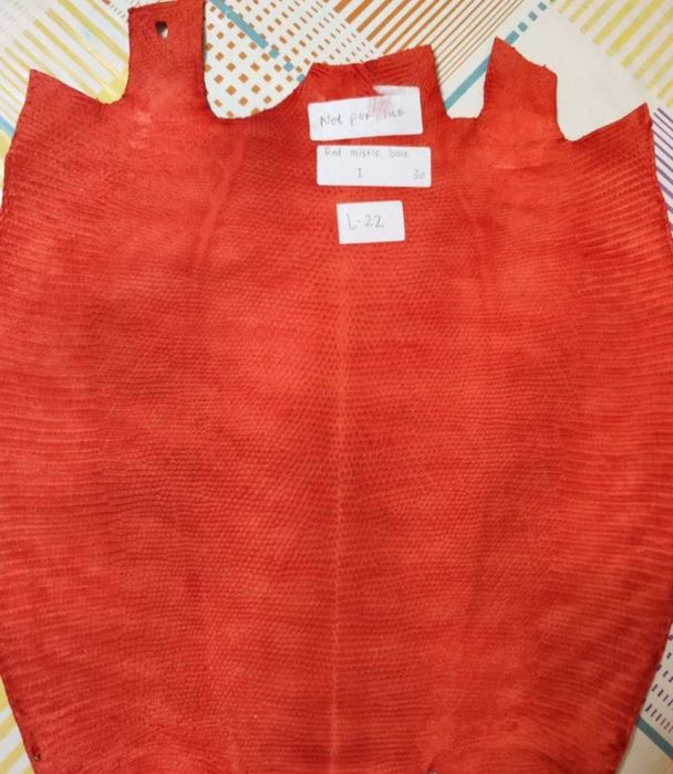 Шкуры животных, натуральные.