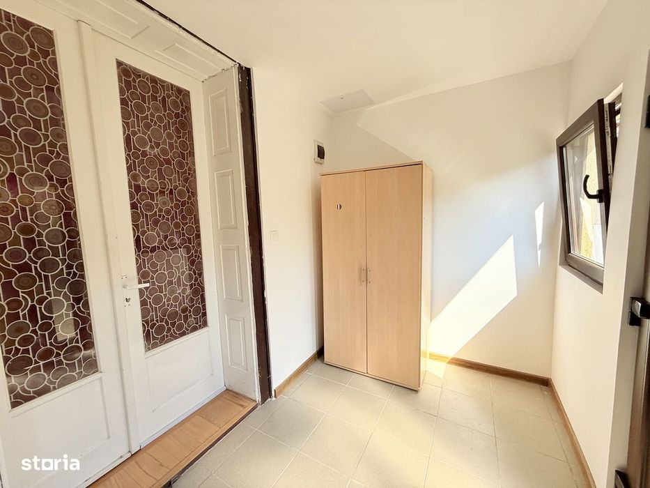 Inchiriez casa cu 2 camere  cu teren in zona centrala