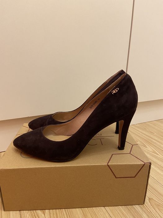 Әйелдер аяқ киімі сатылады!