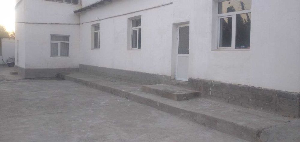 Uy sotiladi srochni Umumiy yer maydoni 90 sotiq tomorqa 35 sotiq