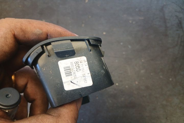 Buton ESP 93300-C8050 93300-C8050 Hyundai i20 a 2-a generatie (GB)