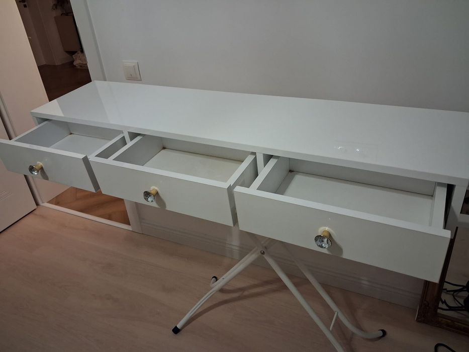 Masa de toaleta lucioasa