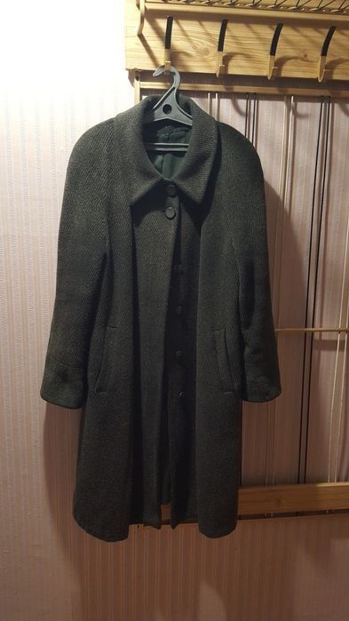 Пальто разные..Шапки.