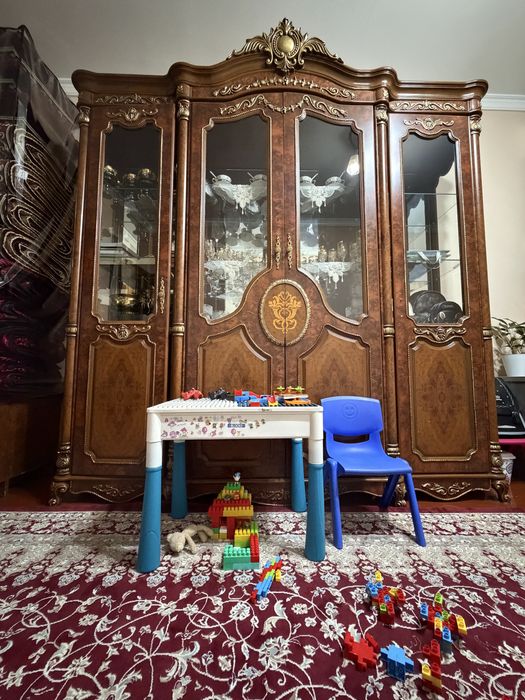 Stenka sotiladi. Holati yaxshi.   Naqshlari Privazno’y.