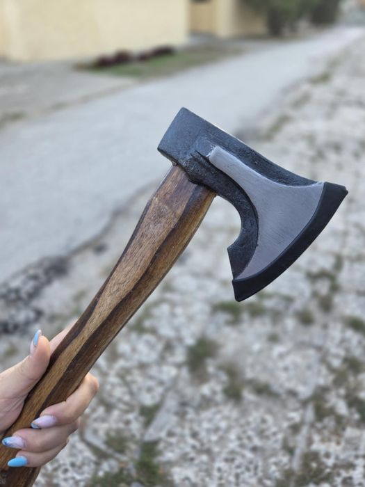 „Уникални брадви за колекционери и ценители"