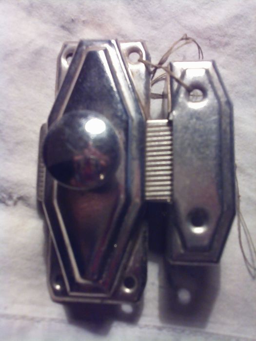 Задвижка  на  дверь