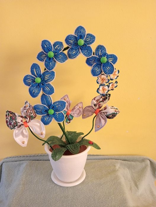 Белоснежная береза из бисера.