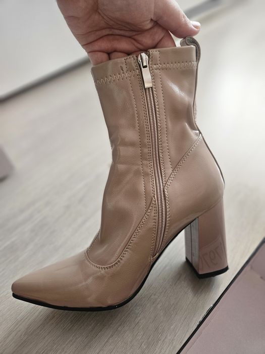 Лачени боти на висок дебел ток