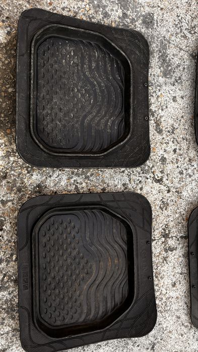 Продам коврики в авто универсальные