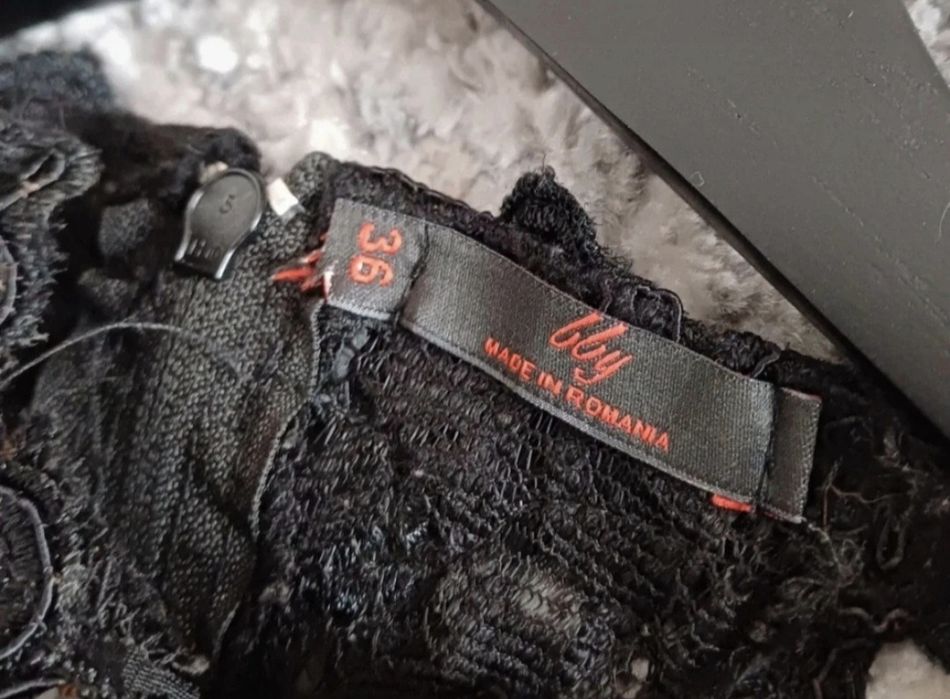 Rochiță elegantă din dantela de la BBY
Are cupa se potrivește și la u