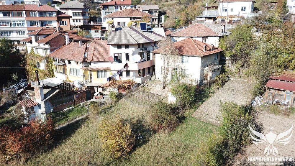 Продавам двуетажна къща с 140РЗП с двор 335кв.м. с денивелация в град Смолян,квартал Райково