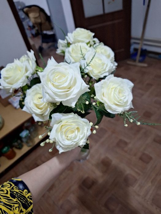 Искусственные цветочки с вазами