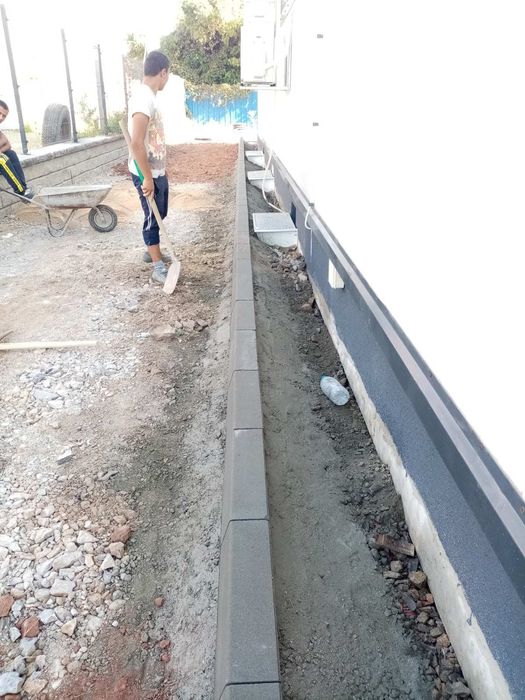 Редене на гранитен и бетонен паваж,бордюри,парко елементи