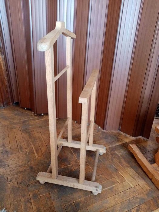 Продавам дървена закачалка
