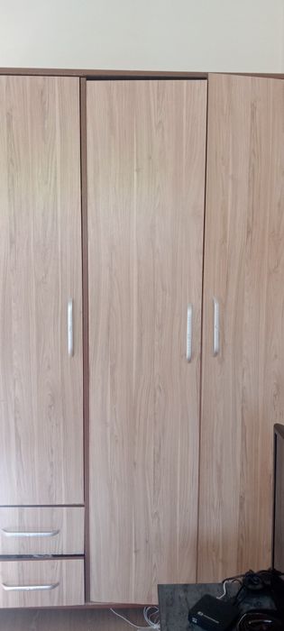 шкаф плательный коричневый