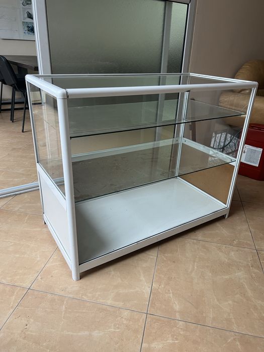 Стъклена витрина
