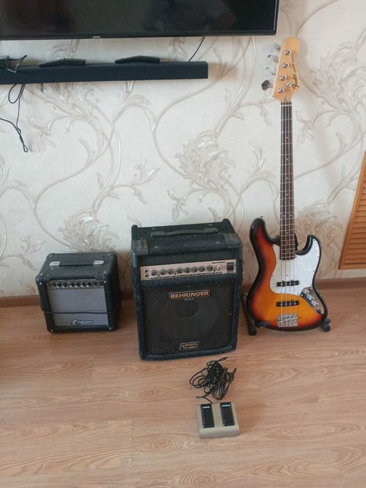 Бас гитара и комбик