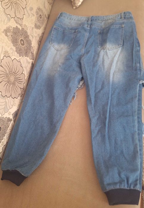 Продавам дамски дънки.