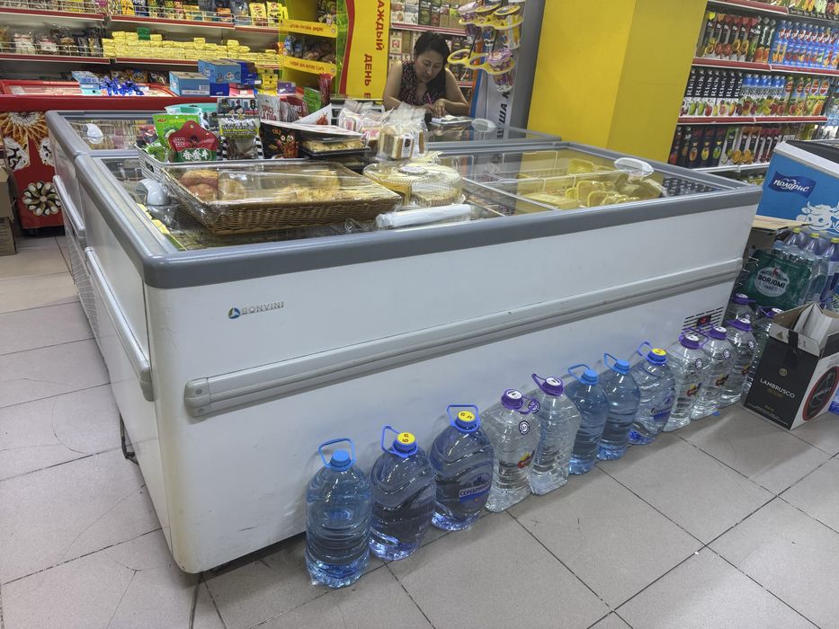 Срочно продается ! Витринный морозильник Bonvini 2100.