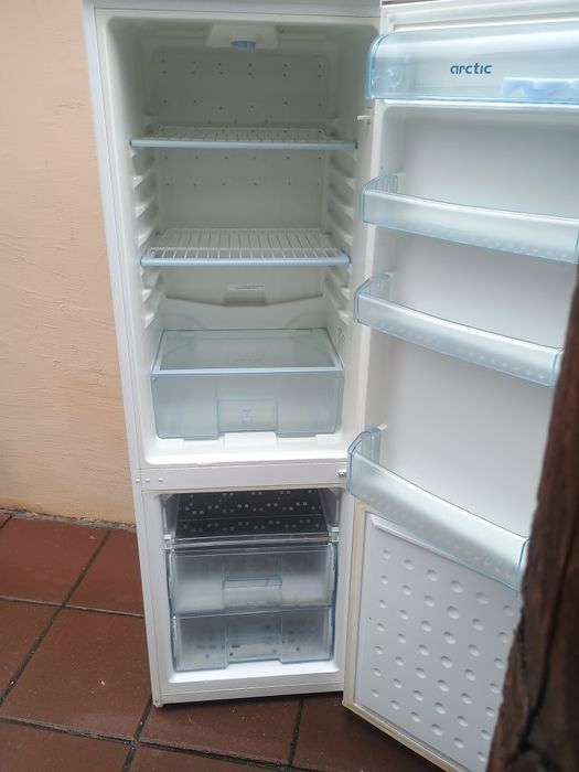 Frigider cu congelator Arctic