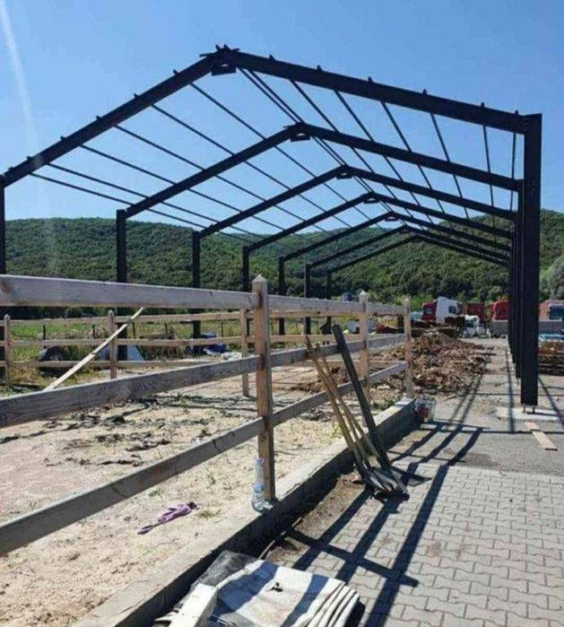 Vand hala din metal 20x10 la 8700 de euro se poate si inveli 
Si avem