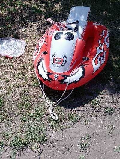 Моторна лодка с колесник и надуваем атракцион