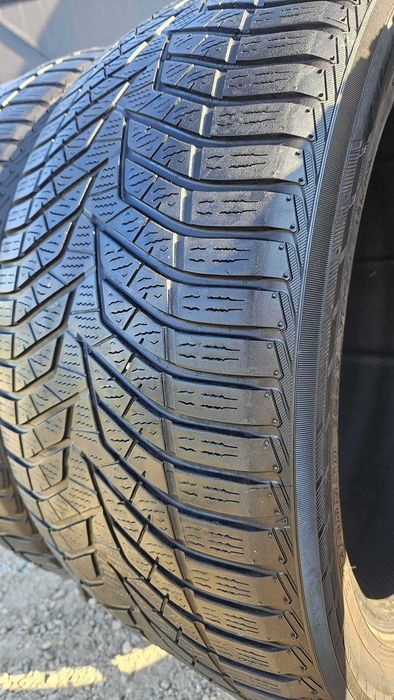 275/40 R20 • Iarna • Yokohama BluEarth Winter V905 106V XL | 2 buc | DOT 2022 | Pret/buc