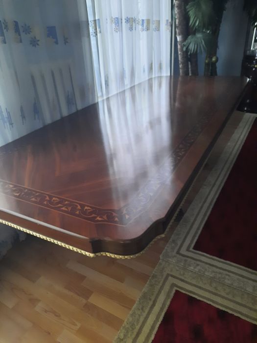 Гостиной стол сотилади