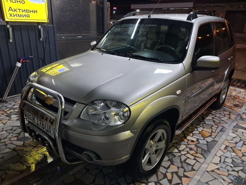 Нива шевроле сотилади тинник холатда радной 2015 йил 8740 юрган