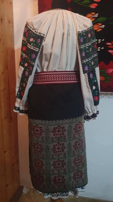 REDUCERE 25%! Costum popular (Ie/camasa cu poale, fota/catrinta)