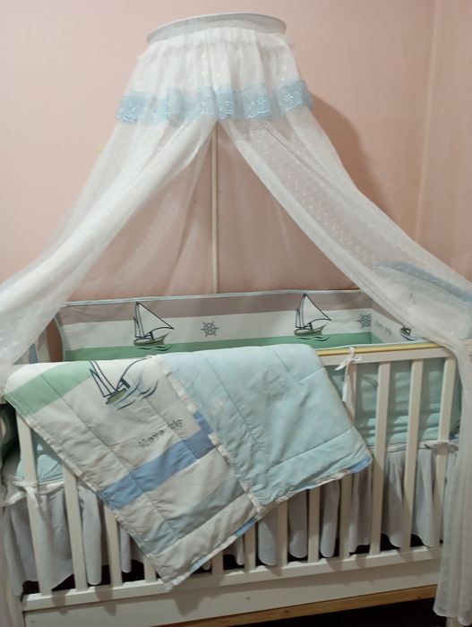 Кроватка детская с люлькой.