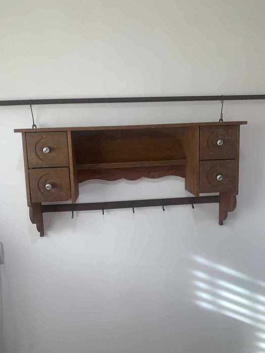 Cuier Polita cu patru sertare din lemn si butoane portelan