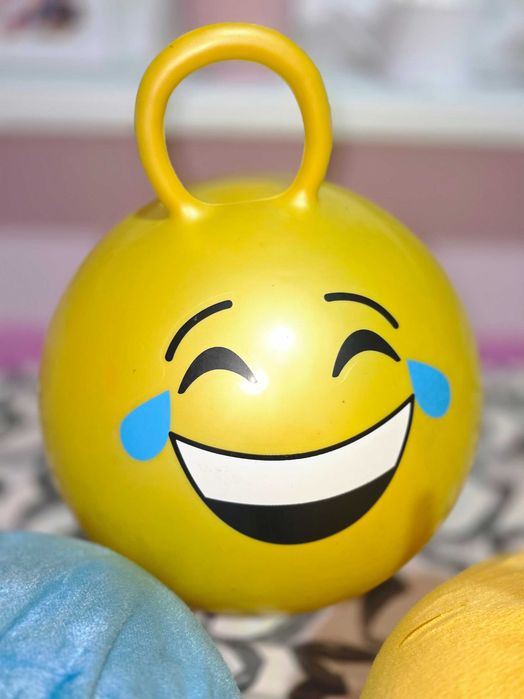 Играчки. Топка за скачане за дете. За игра.