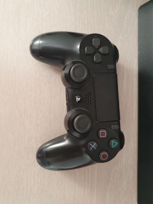 PS 4 cu 2 controale și 7 jocuri